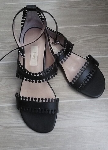 36 Beden siyah Renk İnci marka sandalet