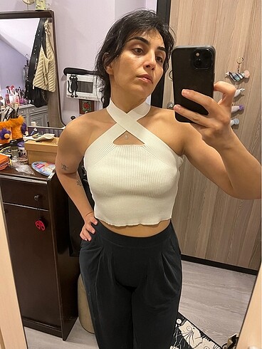 Beyaz halter yaka crop
