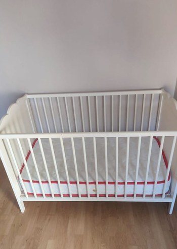 Beyaz Bebek Beşiği ve Yatak
