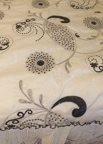 Nakışlı Beyaz Saten Yatak Örtüsü - Görsel 2