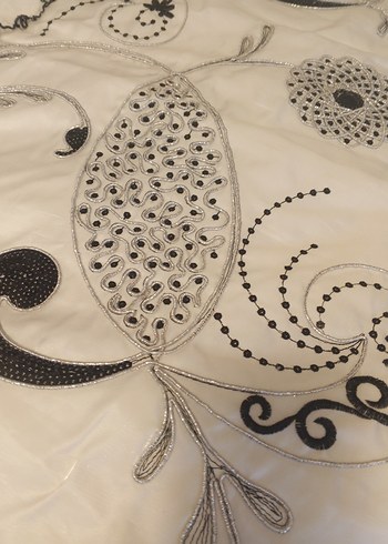 Nakışlı Beyaz Saten Yatak Örtüsü - Görsel 4