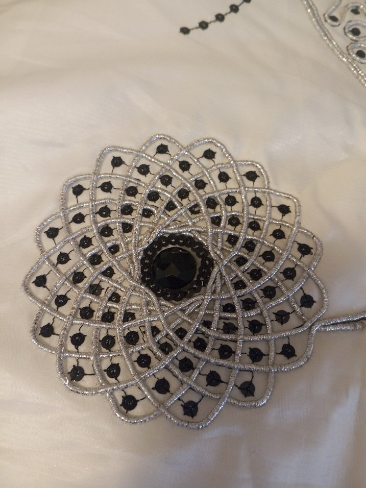 Nakışlı Beyaz Saten Yatak Örtüsü - Görsel 3