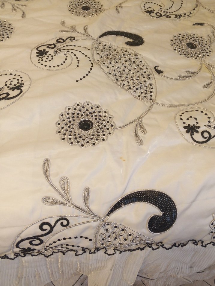 Nakışlı Beyaz Saten Yatak Örtüsü - Görsel 2