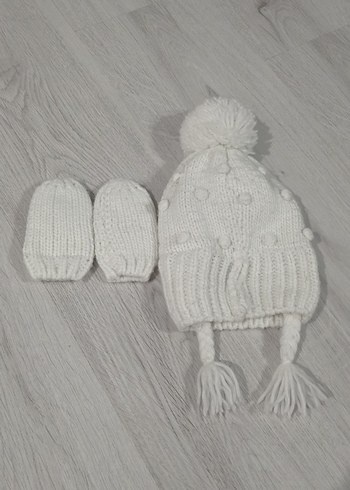 Koton Nakışlı Beyaz Örgü Bebek Bere ve Eldiven Seti