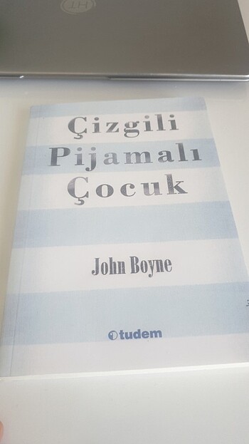 Çizgili pijamalı çocuk 