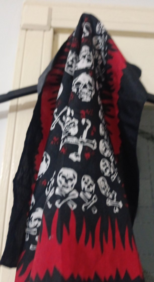 Kafatası Desenli Koyu Kırmızı Gotik Şal - Görsel 2