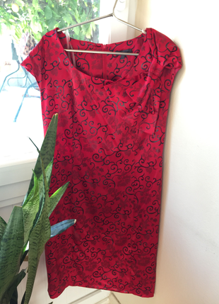 Kırmızı desenli elbise 