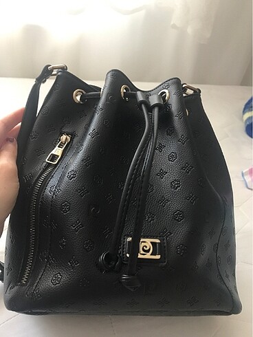 Pierre Cardin Siyah çanta dikkkattt kol sapında kırıklık mevcut