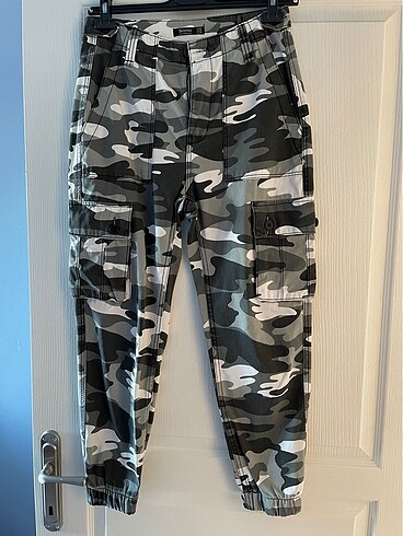 Bershka kamuflaj pantolon