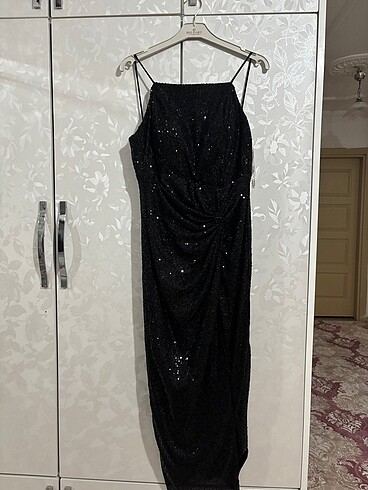 Pullu gece elbisesi