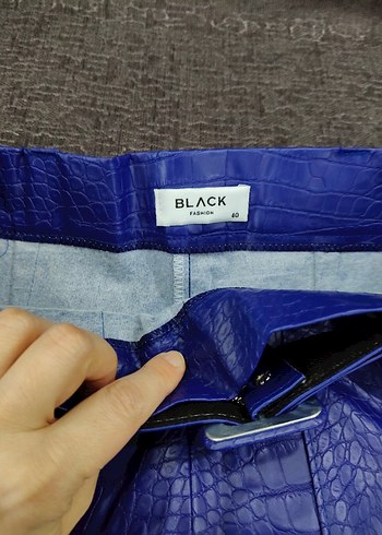 Kadın Mavi Deri Kemerli Mini Şort - Görsel 4