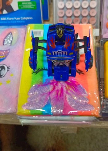 Robota dönüşen araba