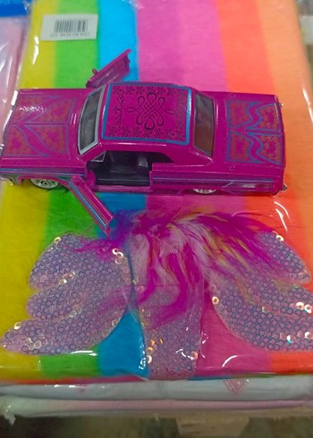 klasik model kapıları açılan araba