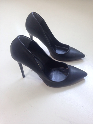 Siyah deri stiletto