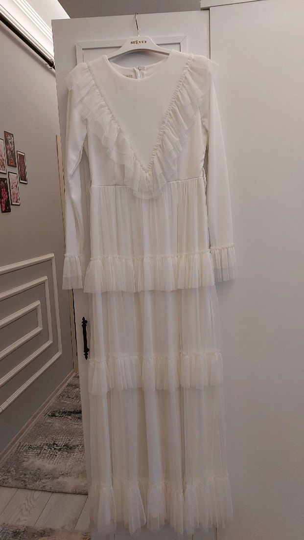 Uzun Beyaz Fırfırlı Dantel Elbise - Görsel 3