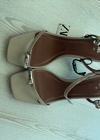 Zara Topuklu Sandalet ayakkabı etiketli