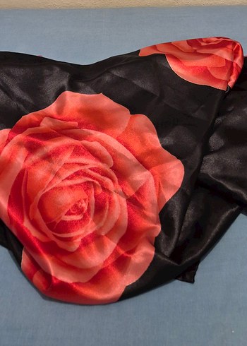 Kırmızı Güllü Siyah Desenli Yatak Örtüsü en 2metre boy 220 - Görsel 3