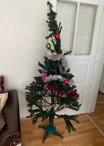 Yeşil Yılbaşı Ağacı ve Süslemeler