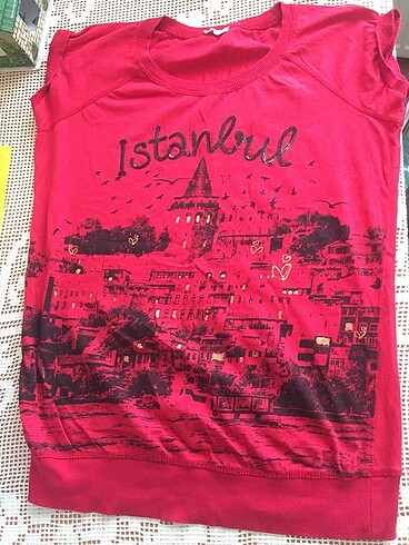 Kırmızı üst