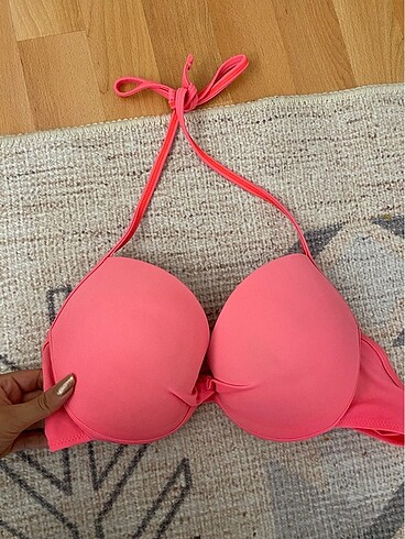 Pembe bikini üstü