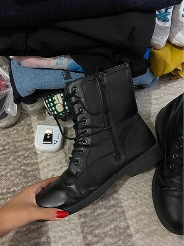 39 Beden Siyah önden bağlamalı bot