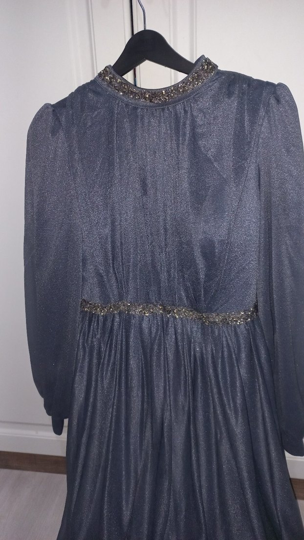 Gri Uzun Kollu Dökümlü Kadın Abiye Elbise - Görsel 2