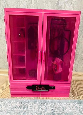BARBİE'NİN PEMBE GARDIROBU