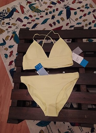 H&M marka 40 beden bikini takımı etiketi üzerinde, çizgili mayo 
