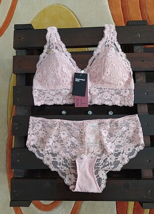 H&M marka m beden bralet takımı toz pembe renk etiketi üzerinde