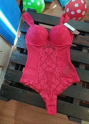 H&M marka kırmızı bodysuit 34 beden etiketi üzerinde 