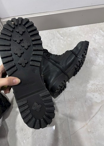 Siyah Deri Punk Tarzı Tokalı Botlar - Görsel 4