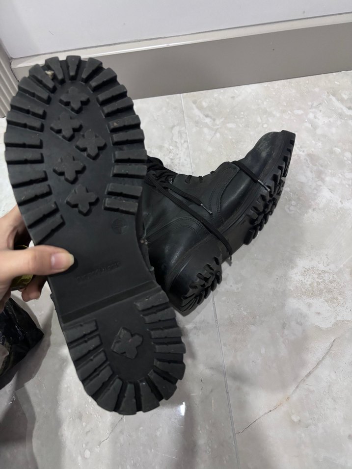 Siyah Deri Punk Tarzı Tokalı Botlar - Görsel 4