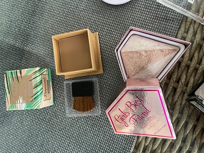 Beden Renk Aydınlatıcı, bronzer ve pudralar