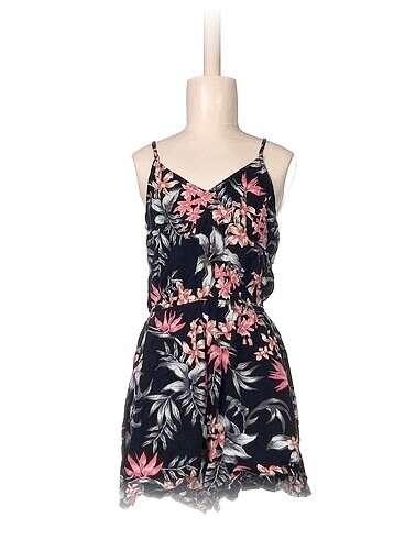 H&M Kısa Tulum %70 İndirimli.