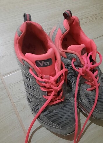 Spor ayakkabı aşırı rahat .Deichman dan alındı.