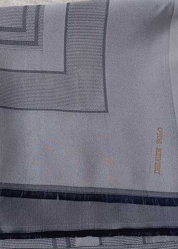 Gri Kadın Şal Drapeli Modern Tasarım - Görsel 2