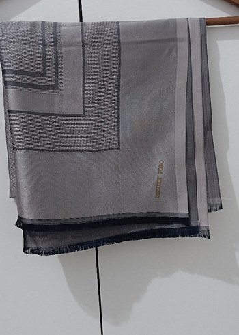 Gri Kadın Şal Drapeli Modern Tasarım - Görsel 3