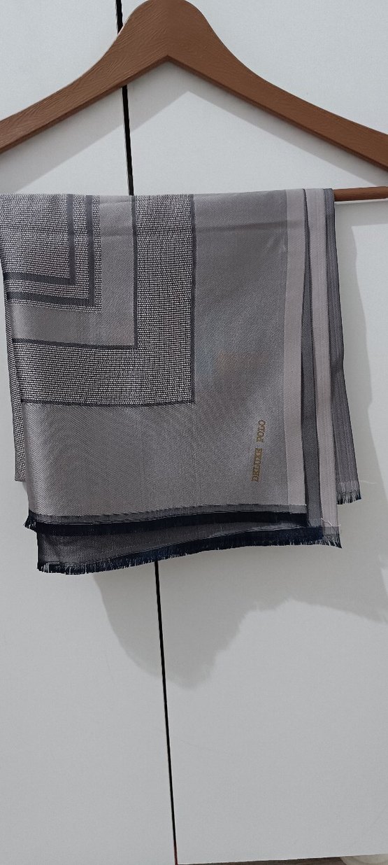 Gri Kadın Şal Drapeli Modern Tasarım - Görsel 3