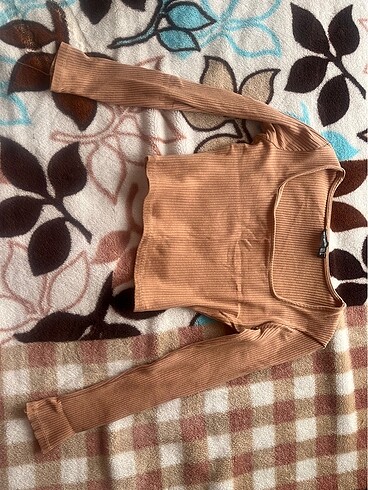 Krem rengi crop