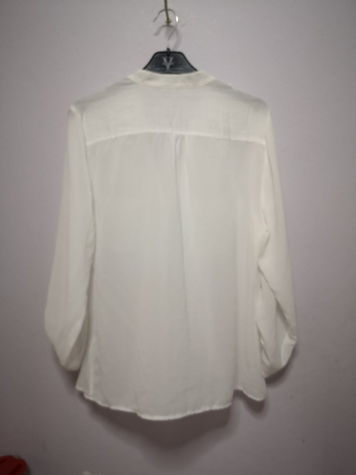 Düğmeli Beyaz Kadın V Yaka Gömlek - Görsel 4