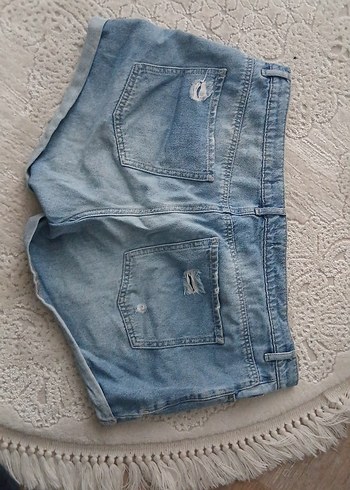 Kadın Mavi Yırtık Mini Denim Şort - Görsel 2