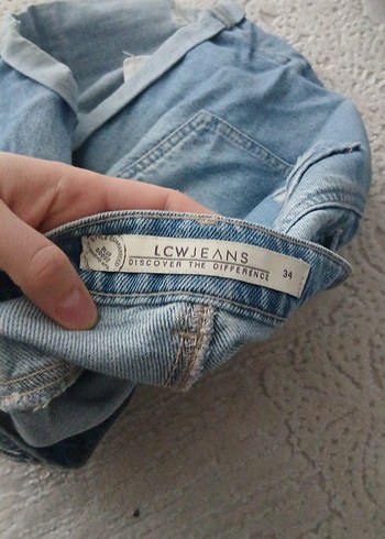 Kadın Mavi Yırtık Mini Denim Şort - Görsel 3