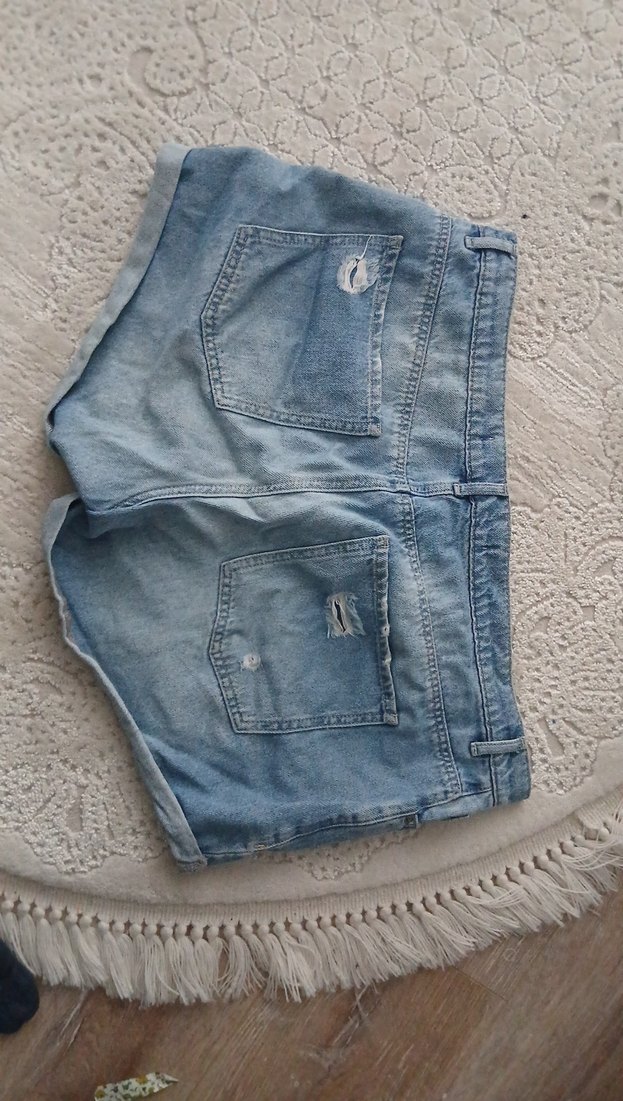 Kadın Mavi Yırtık Mini Denim Şort - Görsel 2