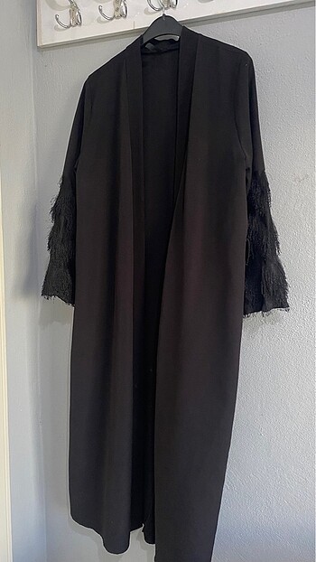 Diğer Kolları püsküllü abaya