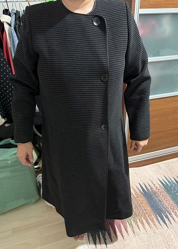 Düğmeli Siyah Kaban