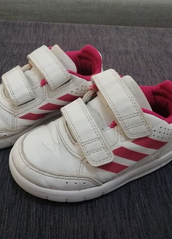 24 Beden beyaz Renk Adidas orjinal kız çocuğu ayakkabı. 24 numara
