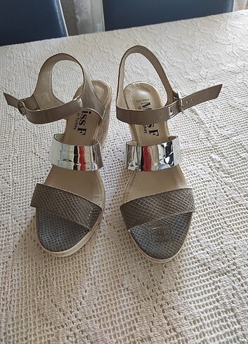 39 Beden ten rengi Renk Bantlı dolgu topuk sandalet