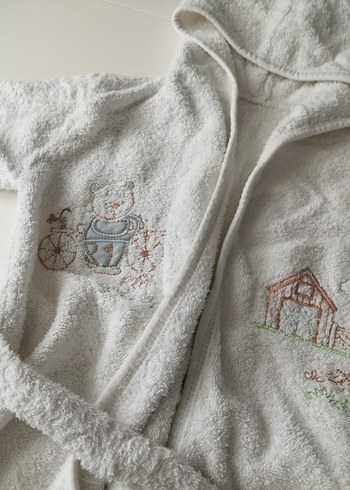 Kapüşonlu Erkek Çocuk Nakışlı Bornoz ve Terlik - Görsel 3