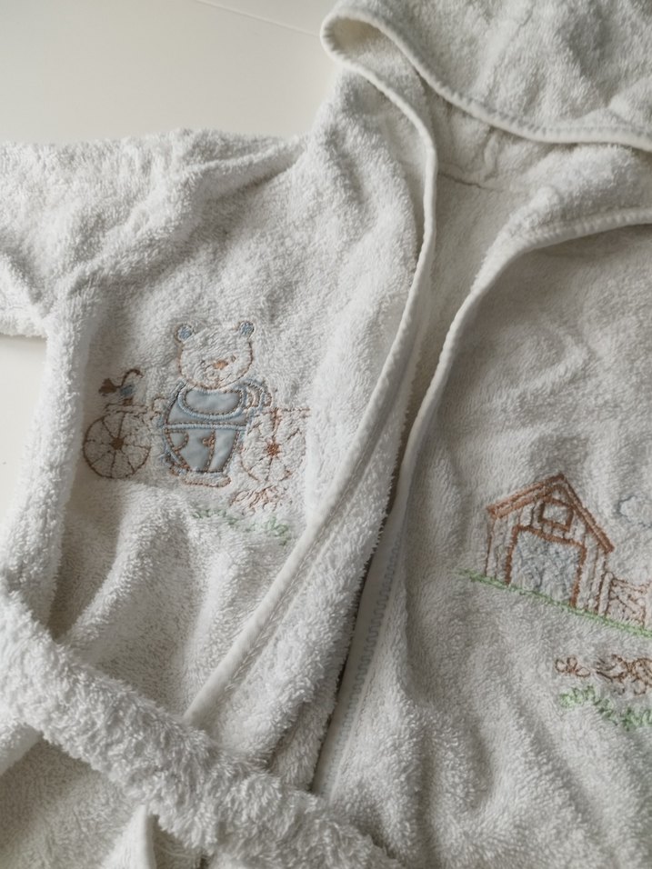 Kapüşonlu Erkek Çocuk Nakışlı Bornoz ve Terlik - Görsel 3