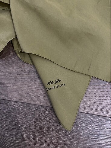 Yeşil silkhome eşarp